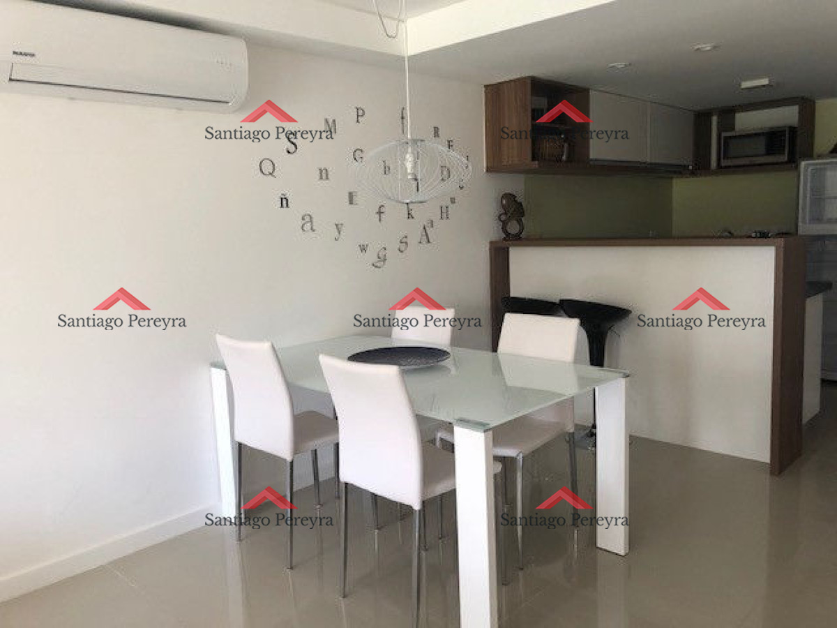 Apartamento ID.13324 - Apto 2 dorm, central, 2 baños y balcón piso bajo. 