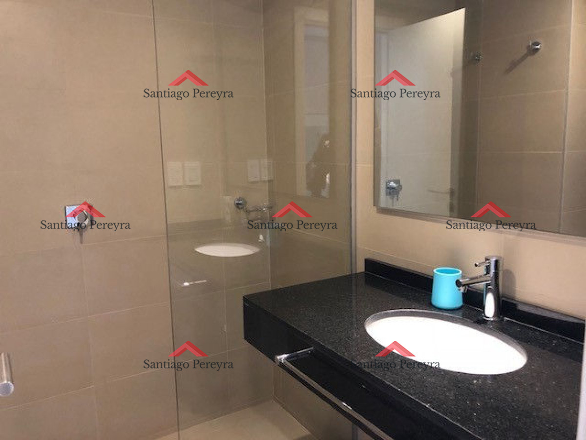 Apartamento ID.13324 - Apto 2 dorm, central, 2 baños y balcón piso bajo. 
