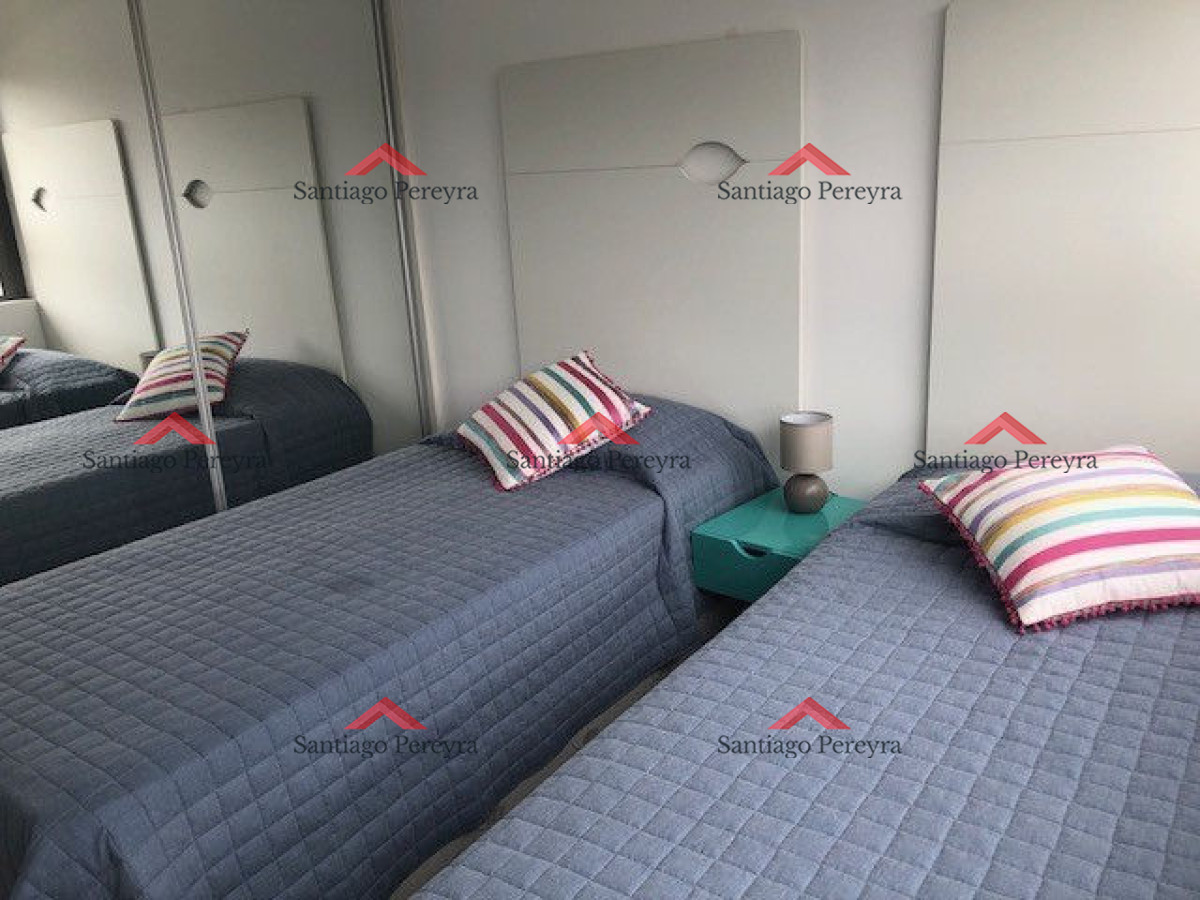 Apartamento ID.13324 - Apto 2 dorm, central, 2 baños y balcón piso bajo. 