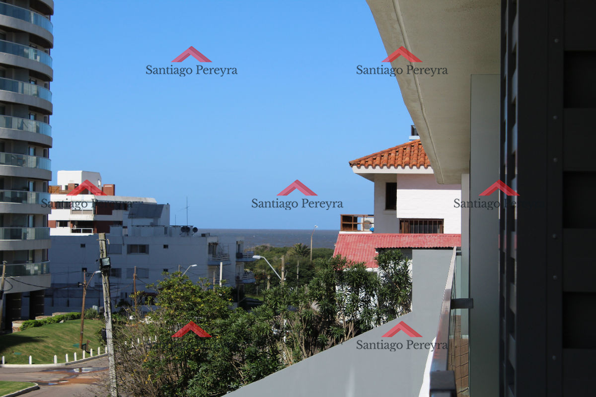 Apartamento ID.13324 - Apto 2 dorm, central, 2 baños y balcón piso bajo. 