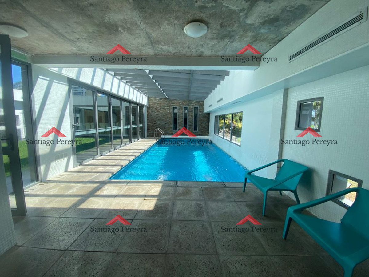 Apartamento ID.13324 - Apto 2 dorm, central, 2 baños y balcón piso bajo. 