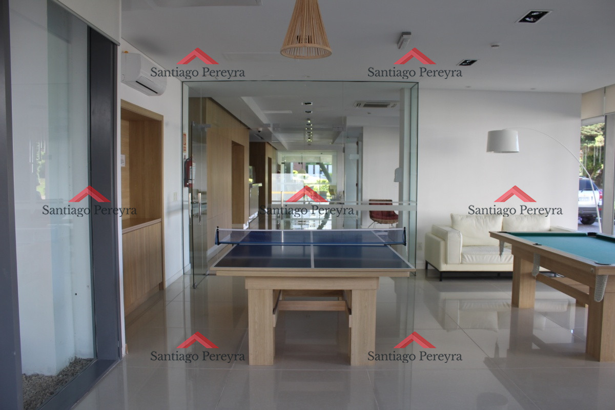 Apartamento ID.13324 - Apto 2 dorm, central, 2 baños y balcón piso bajo. 