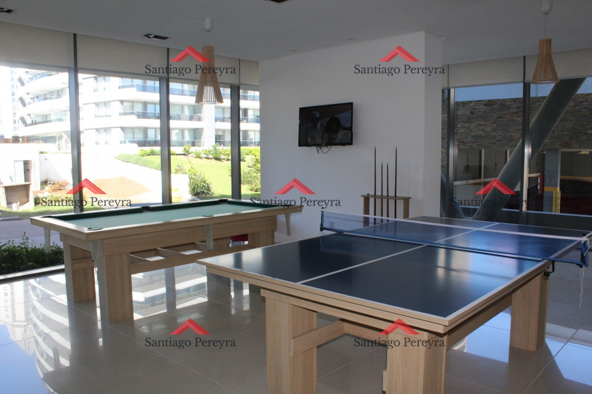 Apartamento ID.13324 - Apto 2 dorm, central, 2 baños y balcón piso bajo. 
