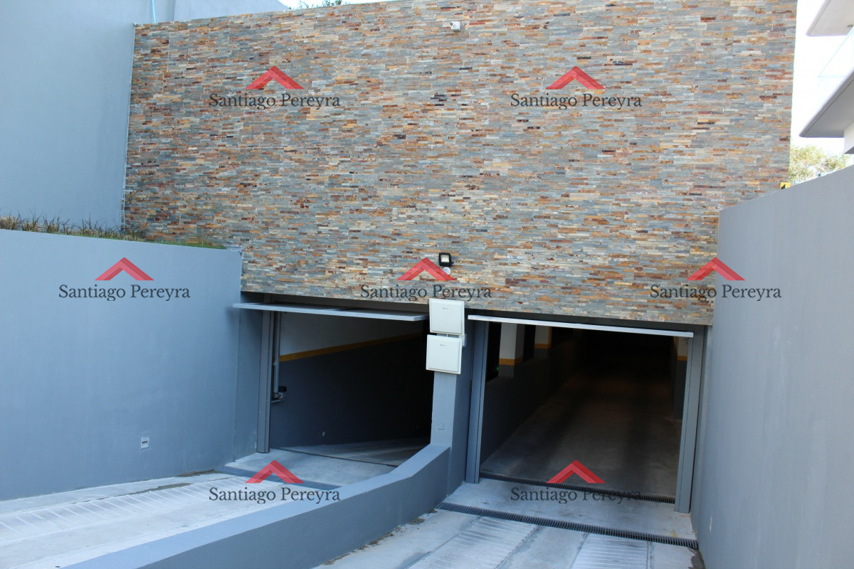 Apartamento ID.13324 - Apto 2 dorm, central, 2 baños y balcón piso bajo. 
