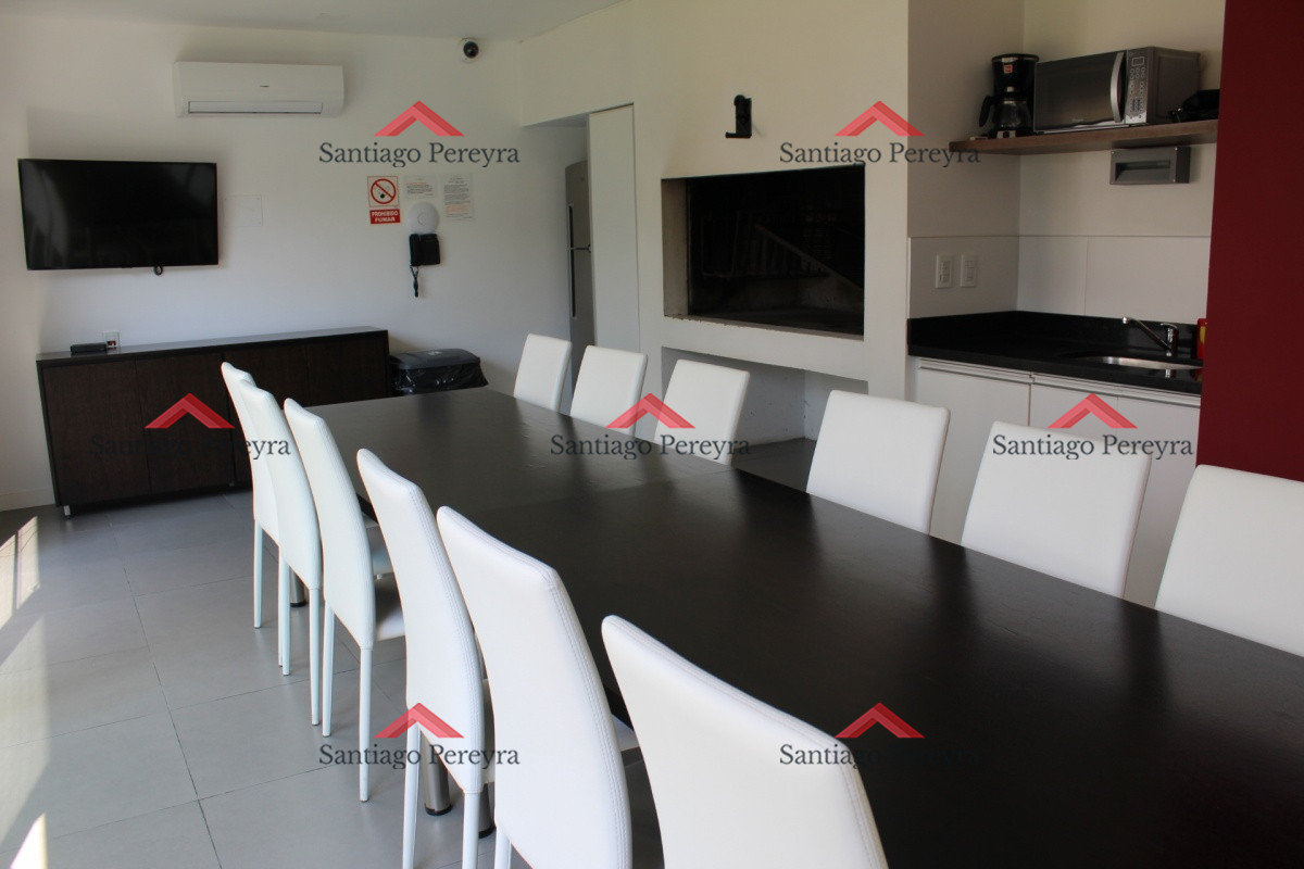 Apartamento ID.13324 - Apto 2 dorm, central, 2 baños y balcón piso bajo. 