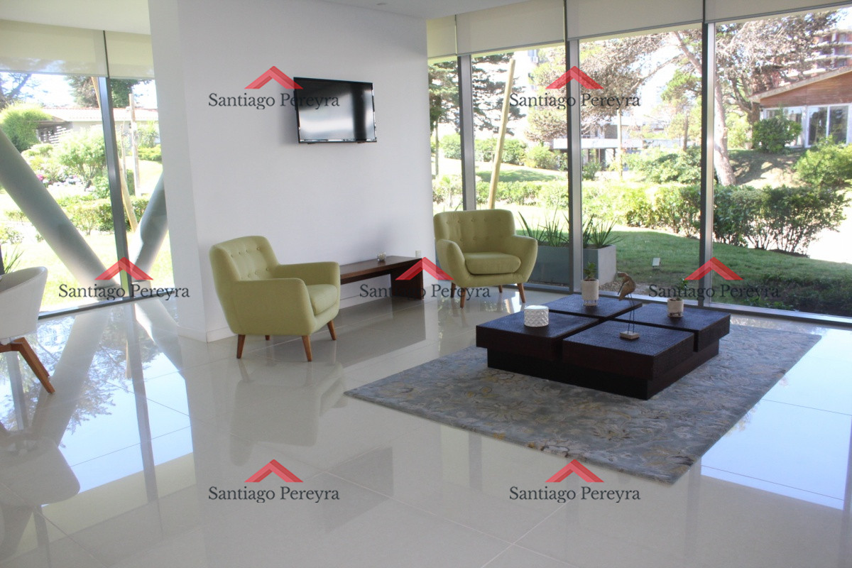 Apartamento ID.13324 - Apto 2 dorm, central, 2 baños y balcón piso bajo. 