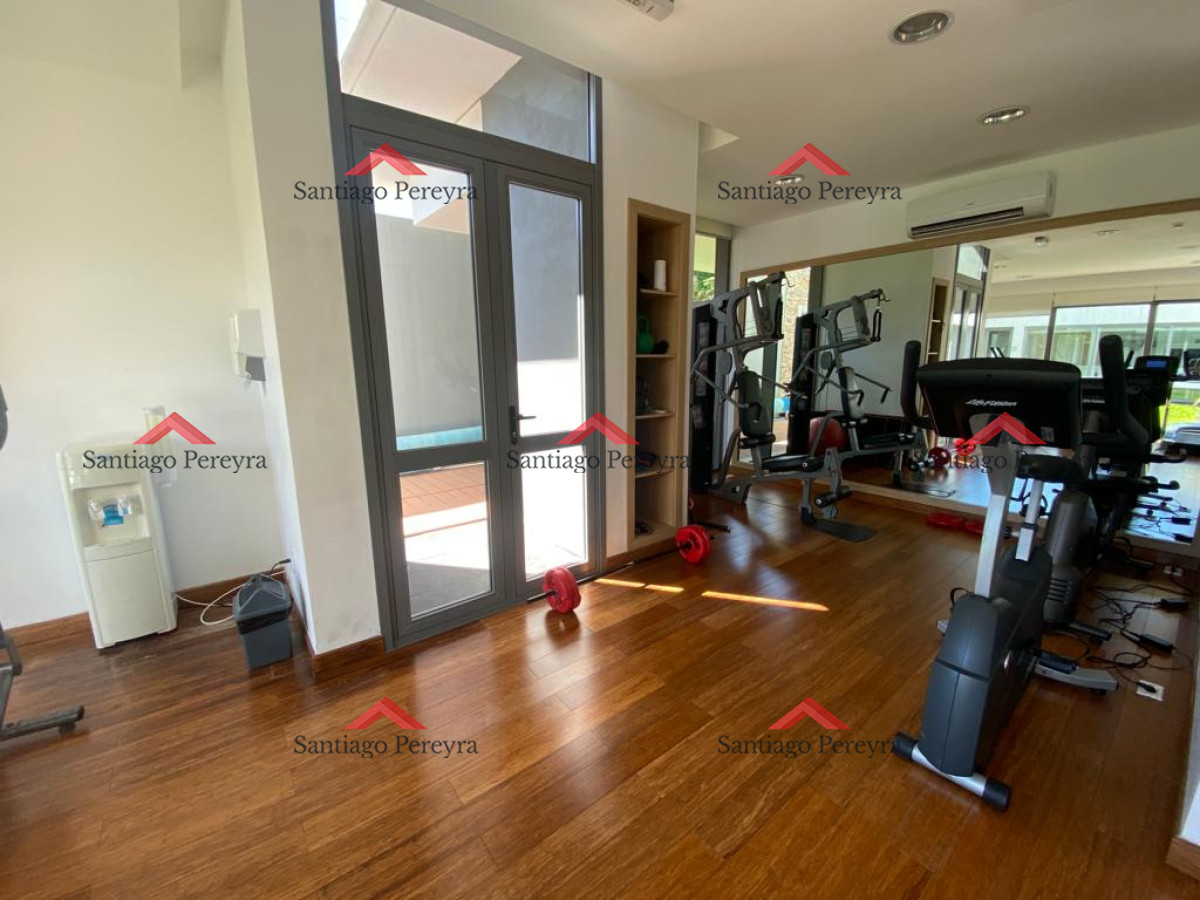 Apartamento ID.13324 - Apto 2 dorm, central, 2 baños y balcón piso bajo. 
