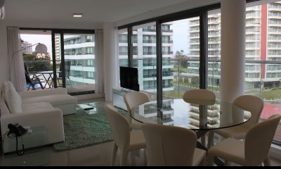 Apto dos dorm. con balcón esquinero.
