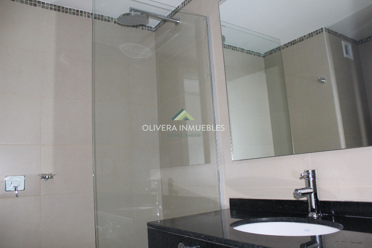 Apartamento ID.5620 - Apto 2 dorm, central, 2 baños y balcón.