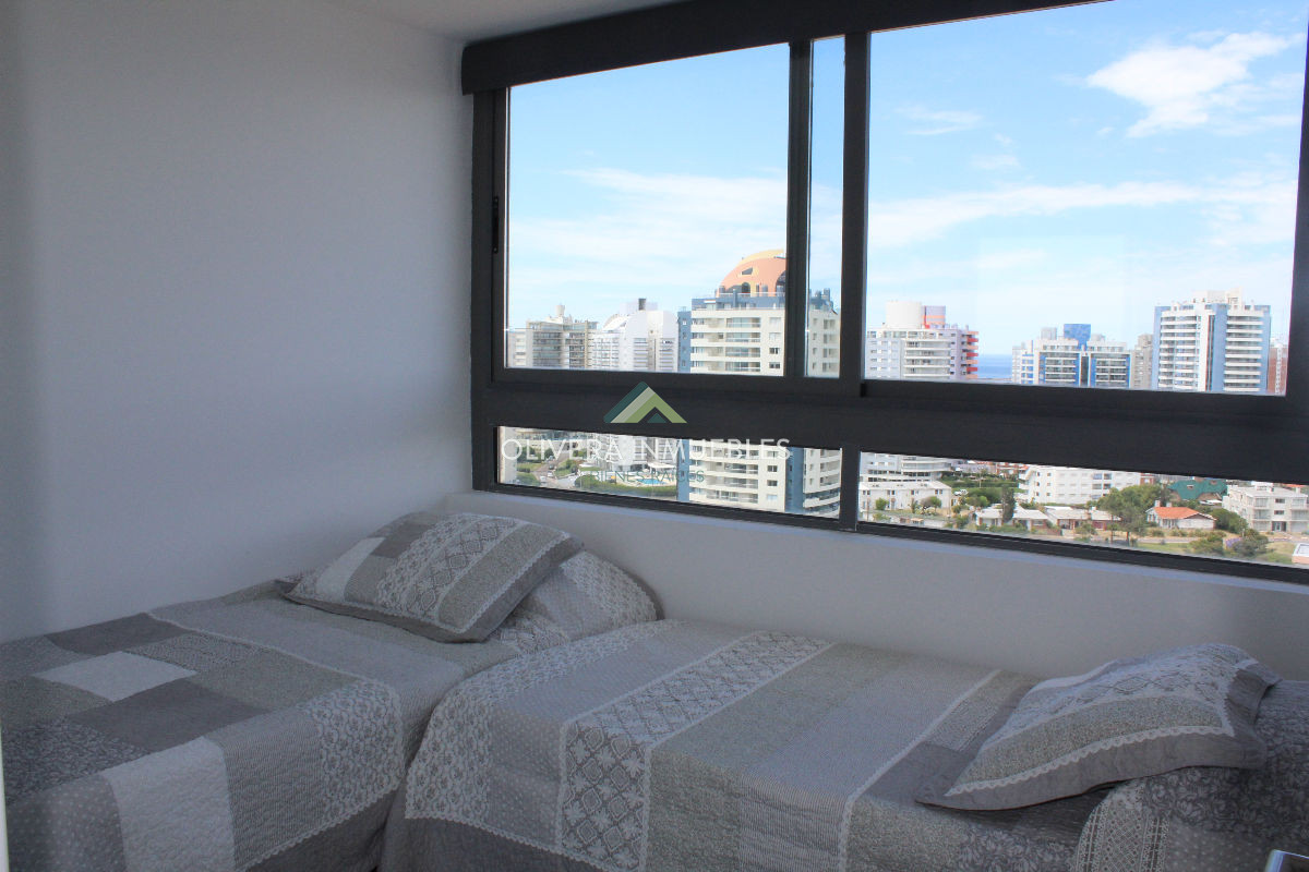 Apartamento ID.5620 - Apto 2 dorm, central, 2 baños y balcón.