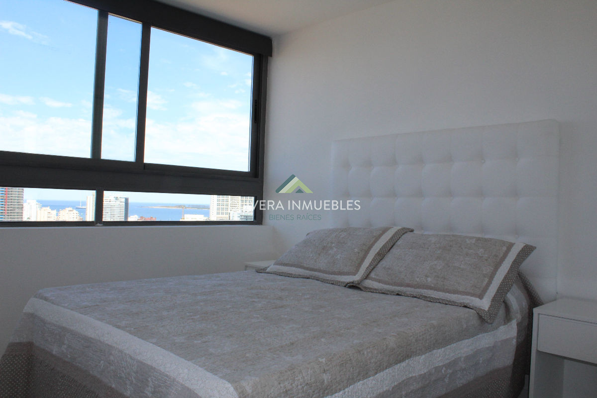 Apartamento ID.5620 - Apto 2 dorm, central, 2 baños y balcón.