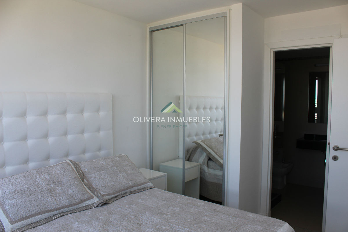 Apartamento ID.5620 - Apto 2 dorm, central, 2 baños y balcón.