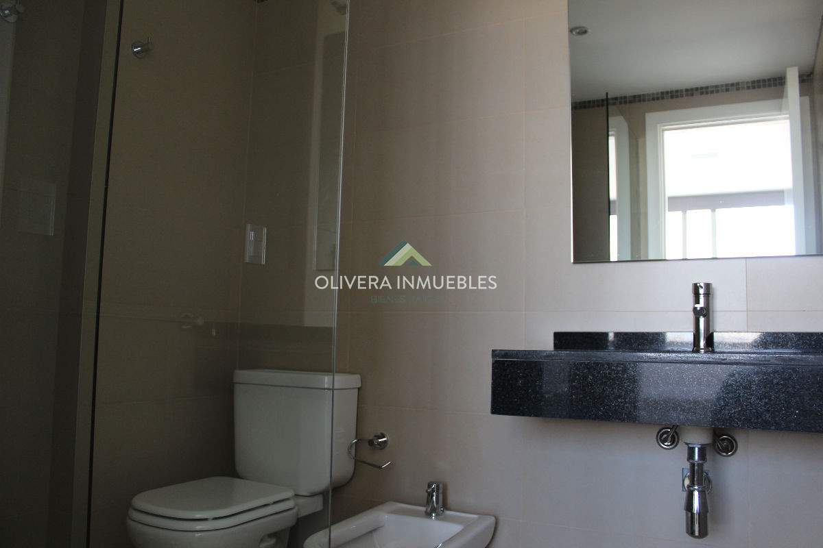 Apartamento ID.5620 - Apto 2 dorm, central, 2 baños y balcón.