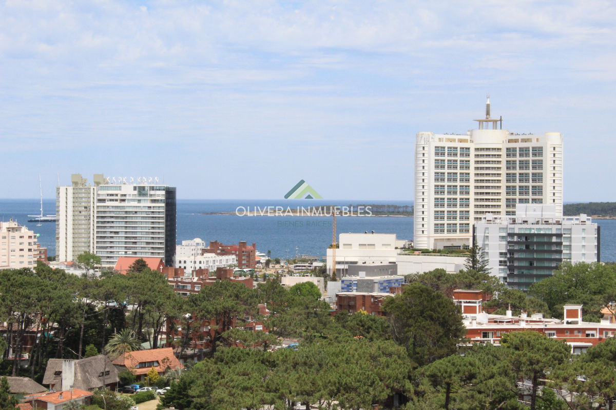 Apartamento ID.5620 - Apto 2 dorm, central, 2 baños y balcón.