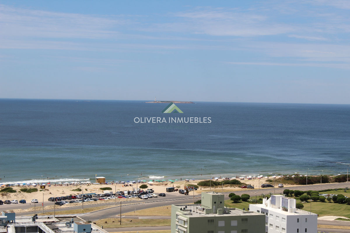 Apartamento ID.5620 - Apto 2 dorm, central, 2 baños y balcón.