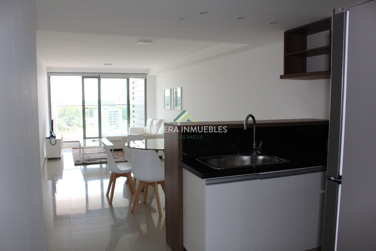 Apartamento ID.5620 - Apto 2 dorm, central, 2 baños y balcón.