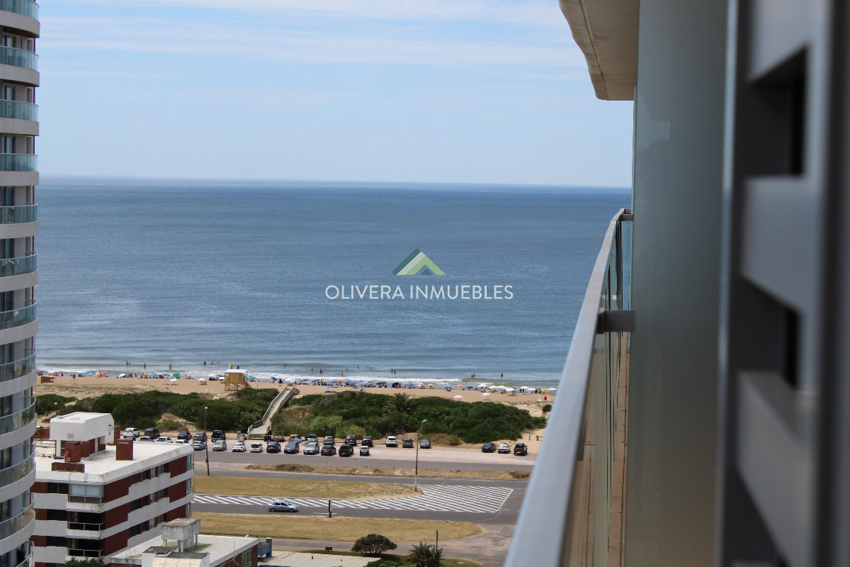 Apartamento ID.5620 - Apto 2 dorm, central, 2 baños y balcón.