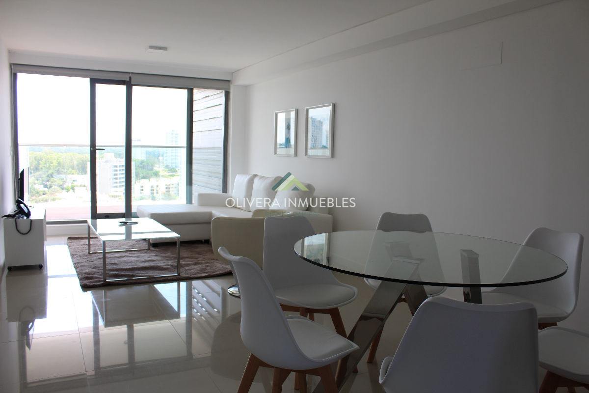 Apartamento ID.5620 - Apto 2 dorm, central, 2 baños y balcón.