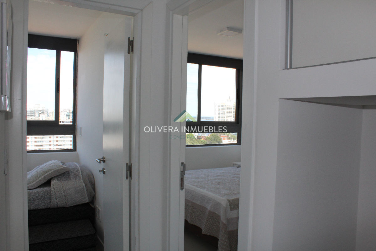 Apartamento ID.5620 - Apto 2 dorm, central, 2 baños y balcón.