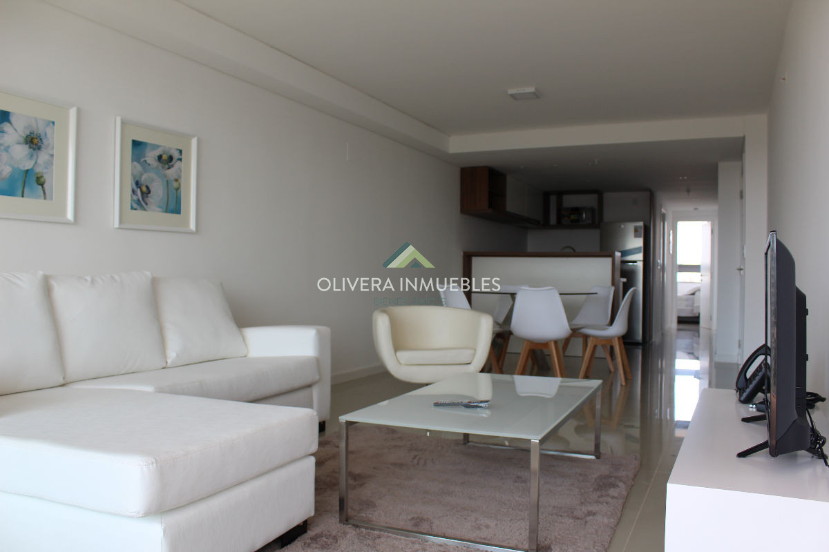 Apartamento ID.5620 - Apto 2 dorm, central, 2 baños y balcón.