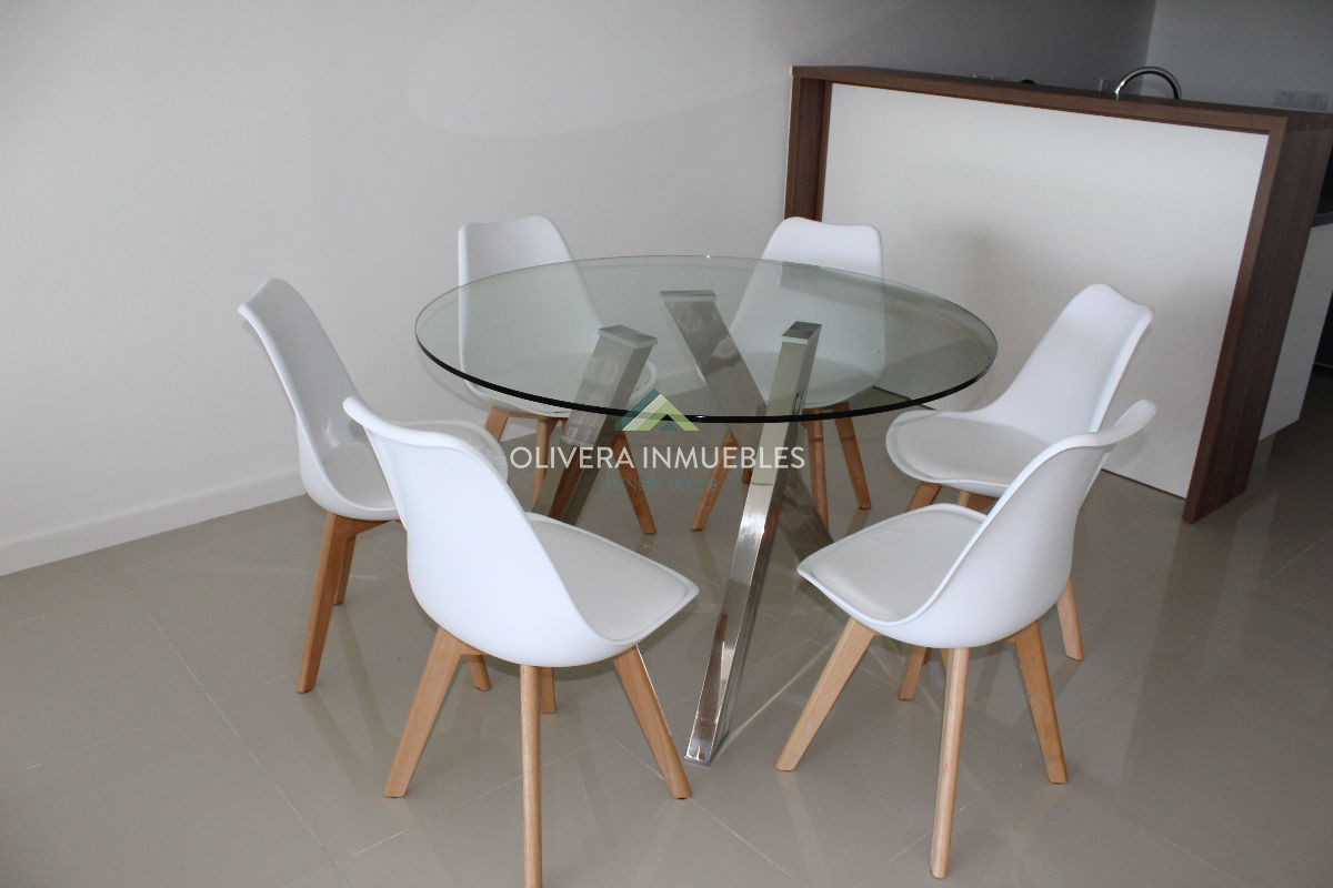 Apartamento ID.5620 - Apto 2 dorm, central, 2 baños y balcón.