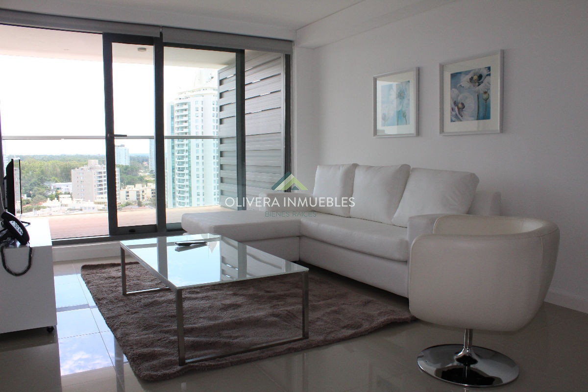 Apartamento ID.5620 - Apto 2 dorm, central, 2 baños y balcón.