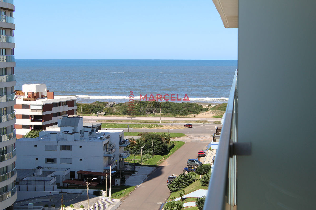 Apto 2 dorm, central, 2 baños y balcón.  - BAI42A