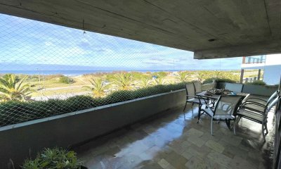 Apartamento en VENTA- 4 dormitorios + dependencia. Punta del Este