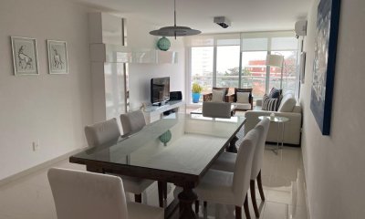 VENTA DE APARTAMENTO DE 2 DORMITORIOS EN SUNRISE TOWER PUNTA DEL ESTE
