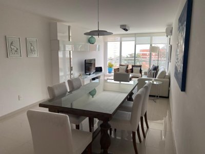 VENTA DE APARTAMENTO DE 2 DORMITORIOS EN SUNRISE TOWER PUNTA DEL ESTE 