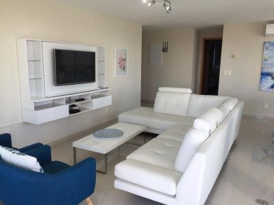 Apartamento en venta y alquiler temporario Playa Mansa 3 dormitorios