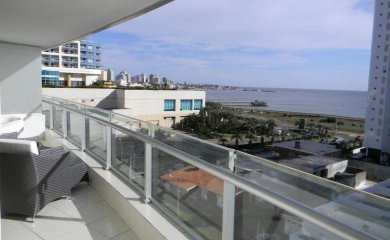 Apartamento en venta y alquiler temporario Playa Mansa 3 dormitorios