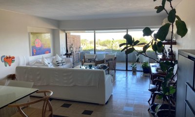 Apartamento en VENTA- SEASIDE- 2 dormitorios y medio mas dependencia PUNTA DEL ESTE
