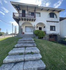 CASA EN VENTA - Peninsula, a 1 cuadra de la rambla, 5 dormitorios 4 baños