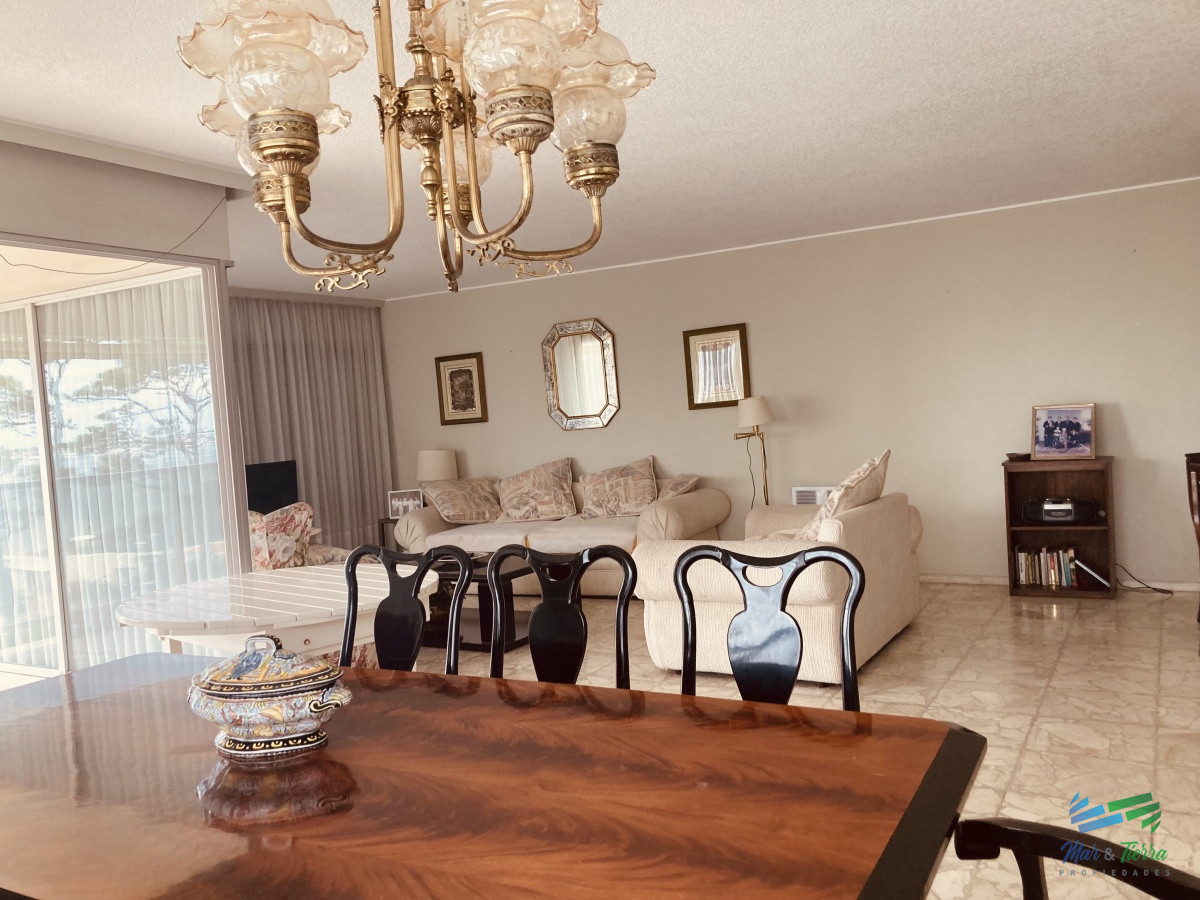 Apartamento ID.3751 - Vendo departamento de 3 dormitorios en importante edificio con vista al mar