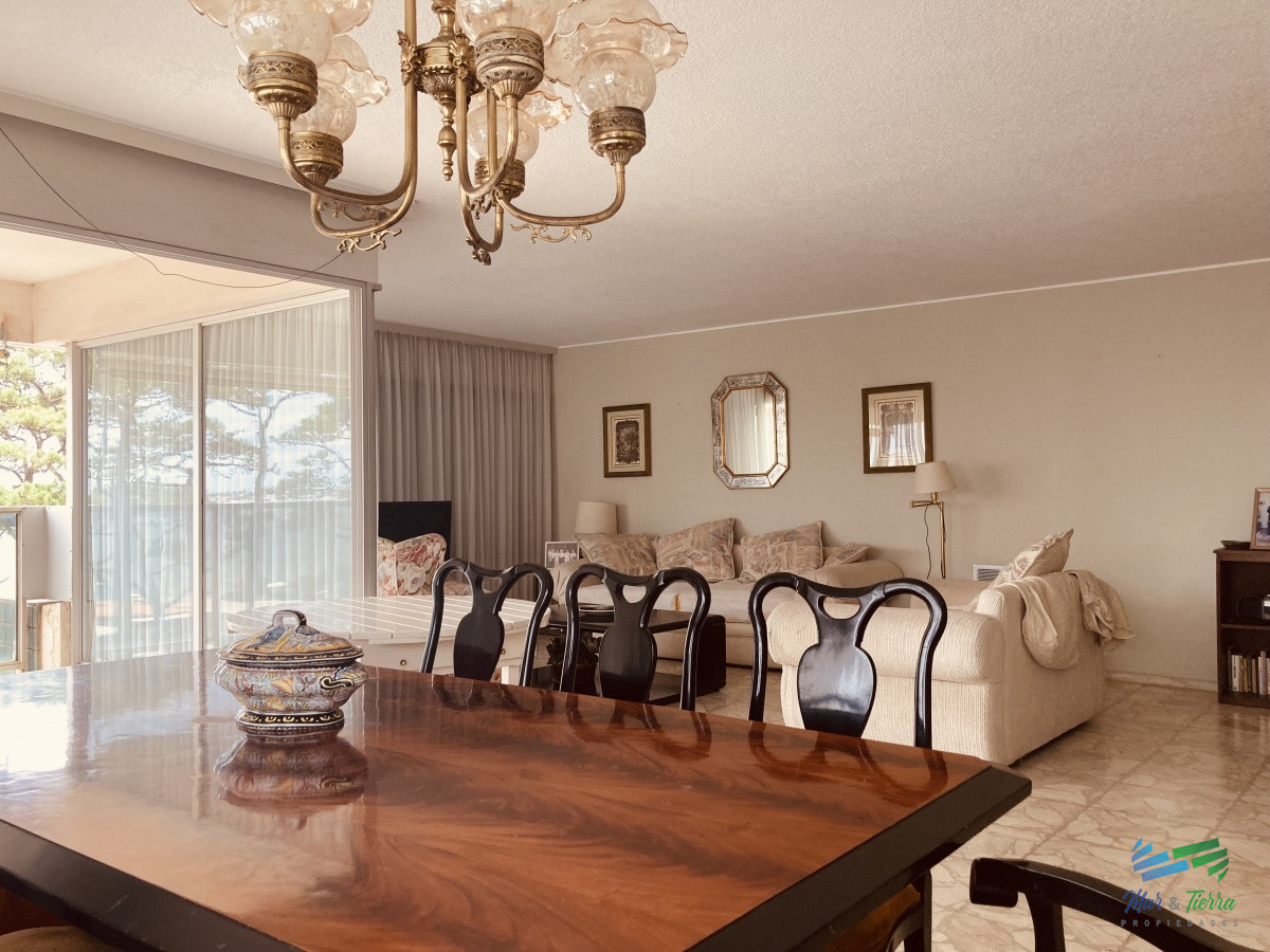 Apartamento ID.3751 - Vendo departamento de 3 dormitorios en importante edificio con vista al mar