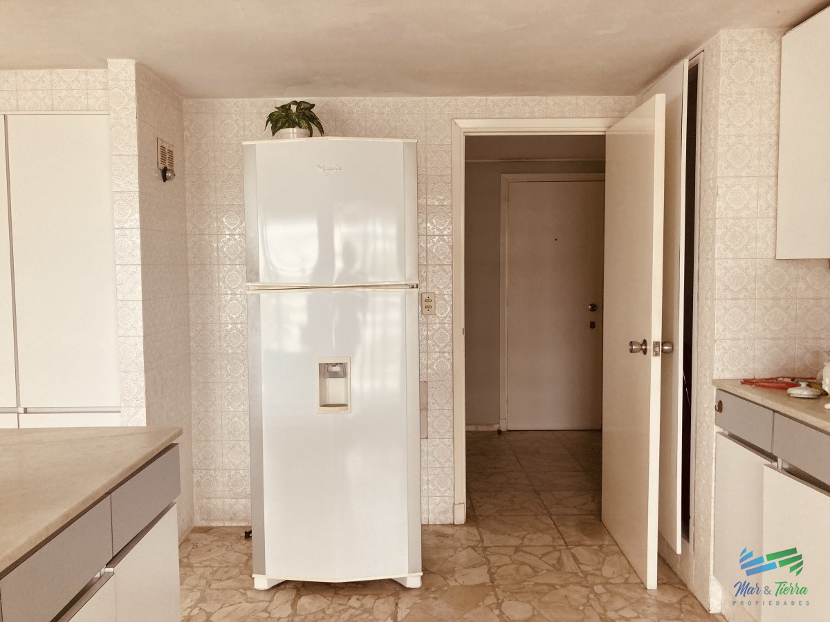 Apartamento ID.3751 - Vendo departamento de 3 dormitorios en importante edificio con vista al mar