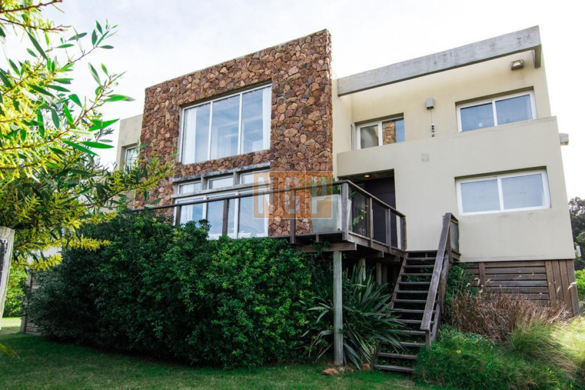 Venta casa de 4 dormitorios frente al mar - NGP31512C