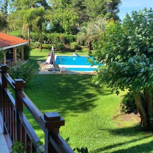 Vendo casa de 6 dormitorios en Solanas, a media cuadra del mar.