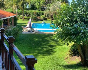 Vendo casa de 6 dormitorios en Solanas, a media cuadra del mar.