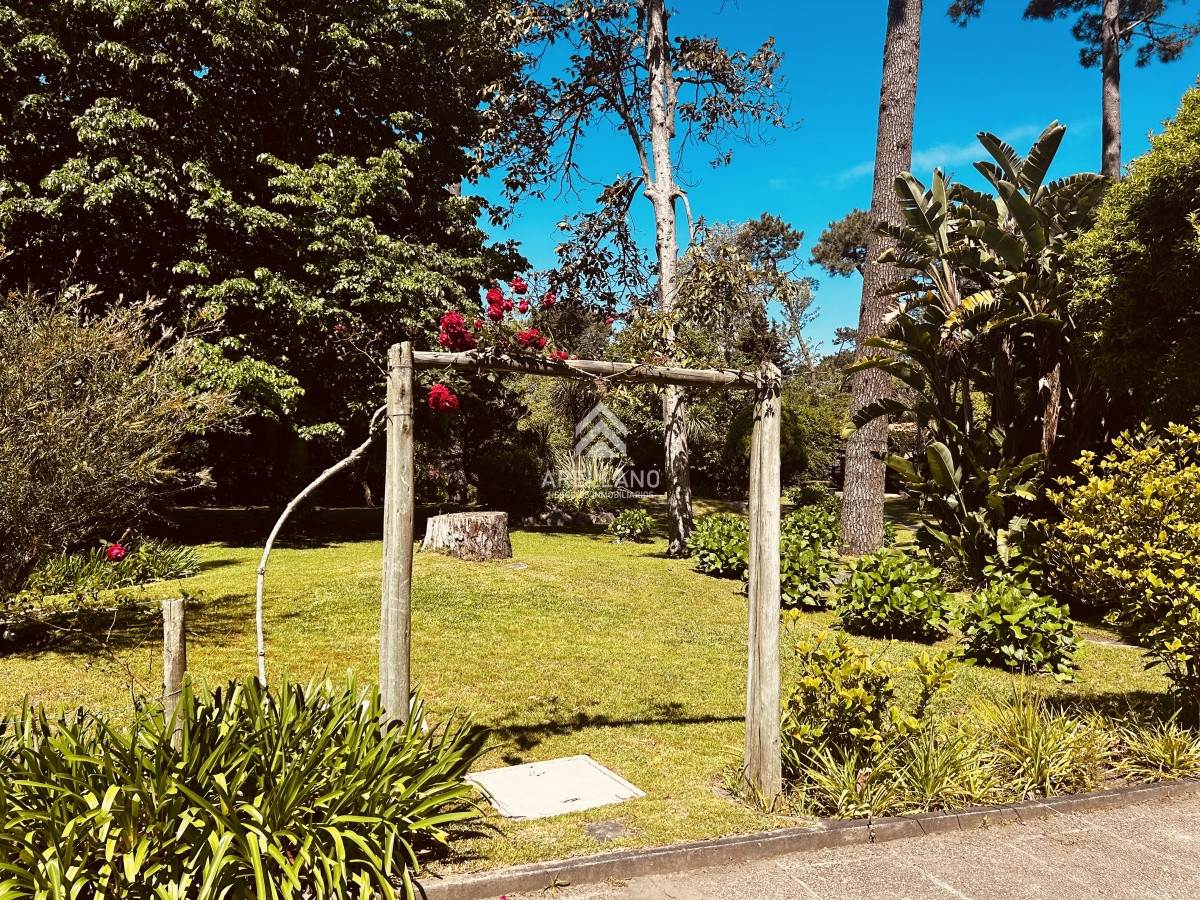 Casa ID.1736 - Venta casa de 5 dormitorios en Punta del Este 