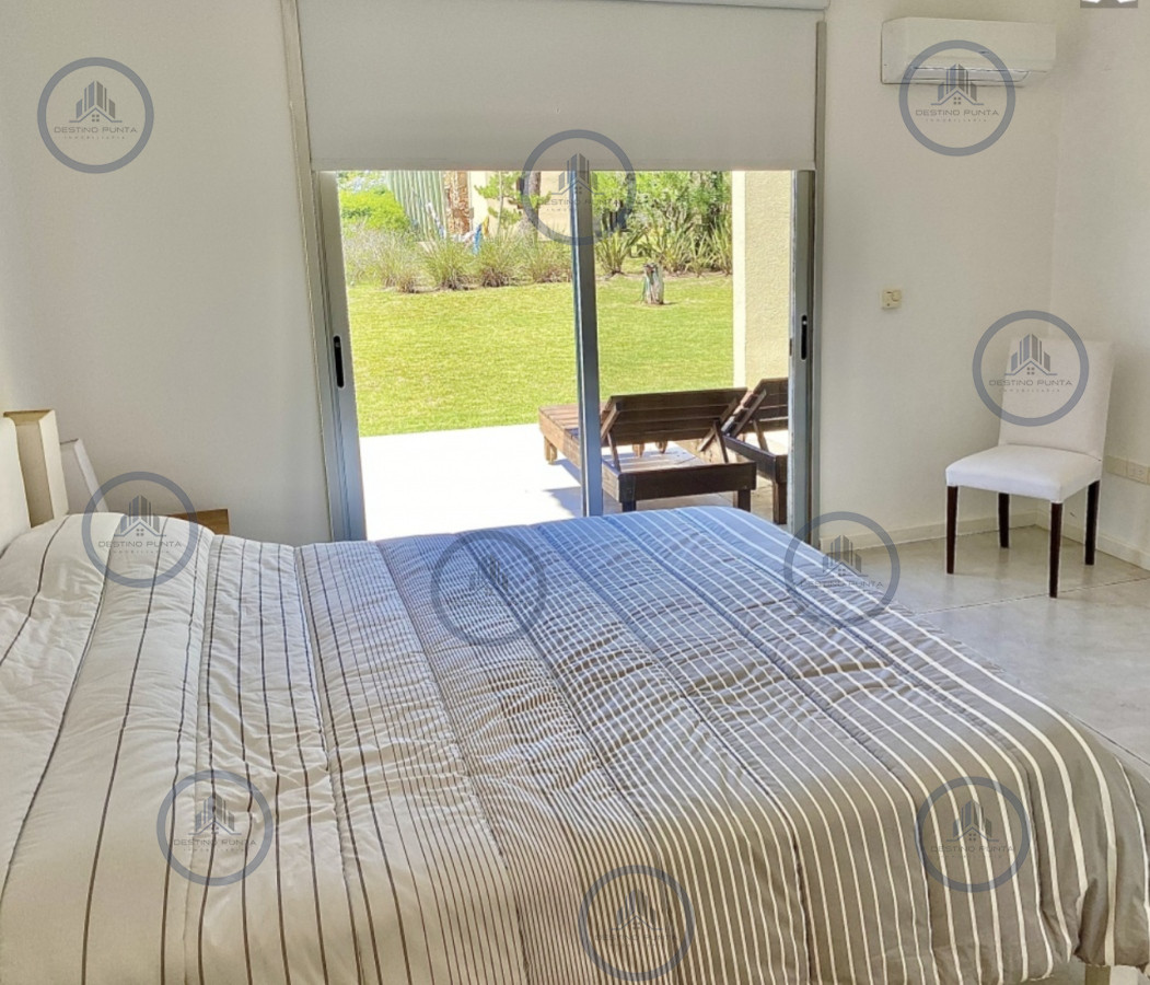 Casa ID.3206 - Elegante Casa de Diseño en Laguna Blanca con 4 Dormitorios y Servicio