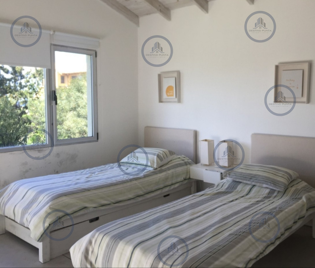 Casa ID.3206 - Elegante Casa de Diseño en Laguna Blanca con 4 Dormitorios y Servicio