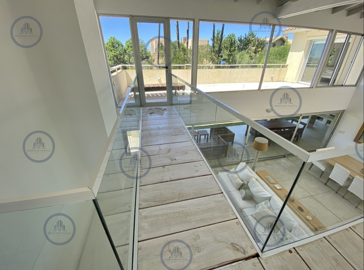 Casa ID.3206 - Elegante Casa de Diseño en Laguna Blanca con 4 Dormitorios y Servicio