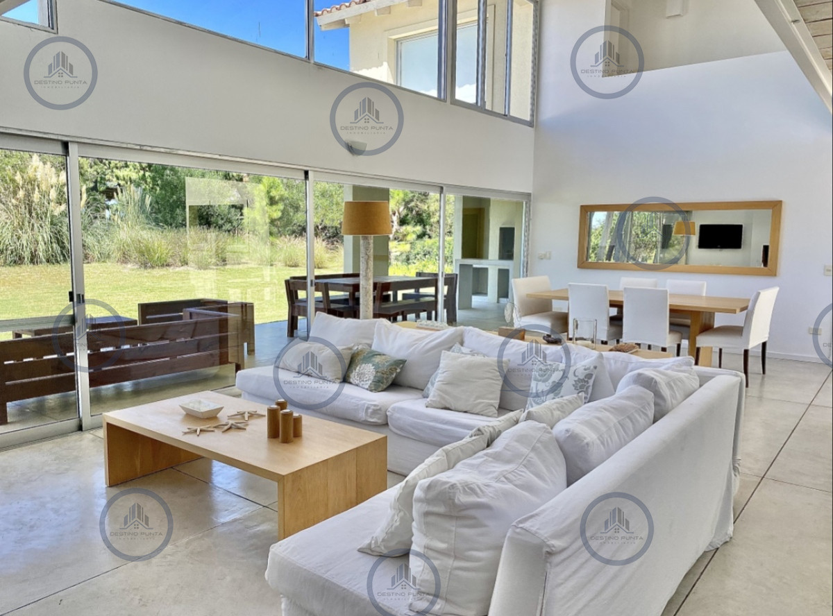 Casa ID.3206 - Elegante Casa de Diseño en Laguna Blanca con 4 Dormitorios y Servicio
