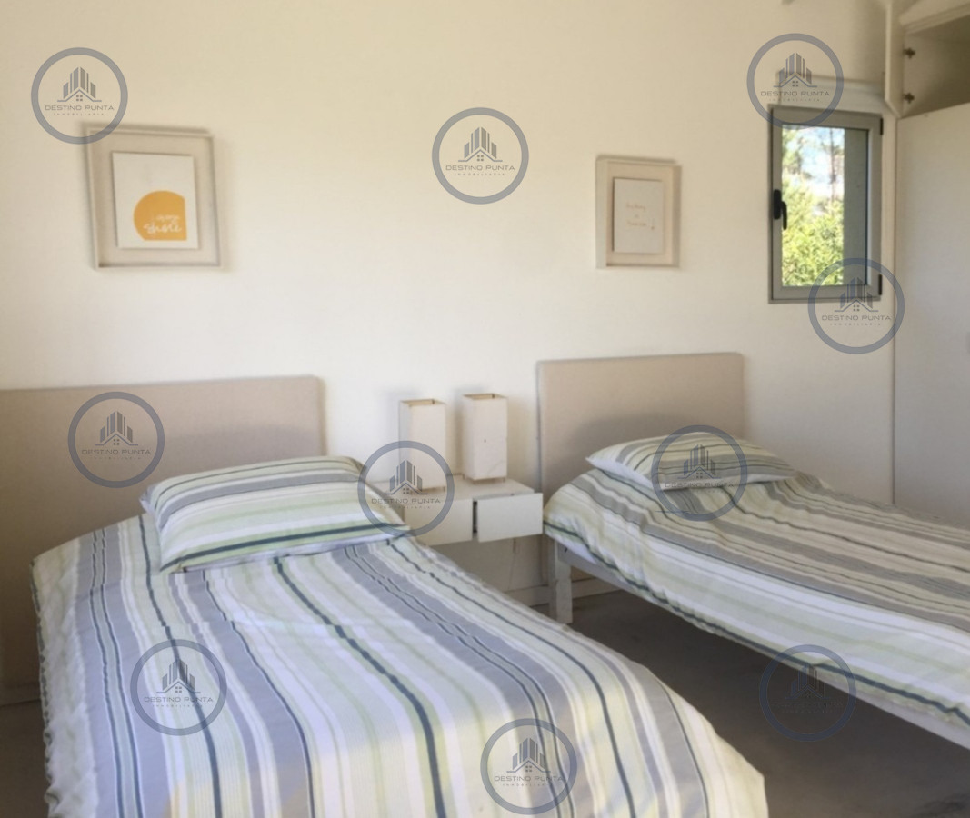 Casa ID.3206 - Elegante Casa de Diseño en Laguna Blanca con 4 Dormitorios y Servicio