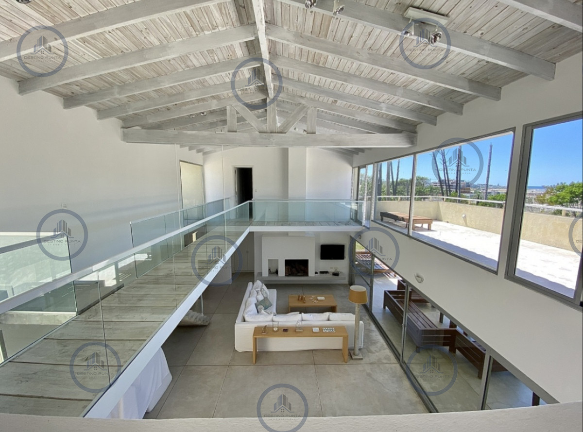 Casa ID.3206 - Elegante Casa de Diseño en Laguna Blanca con 4 Dormitorios y Servicio