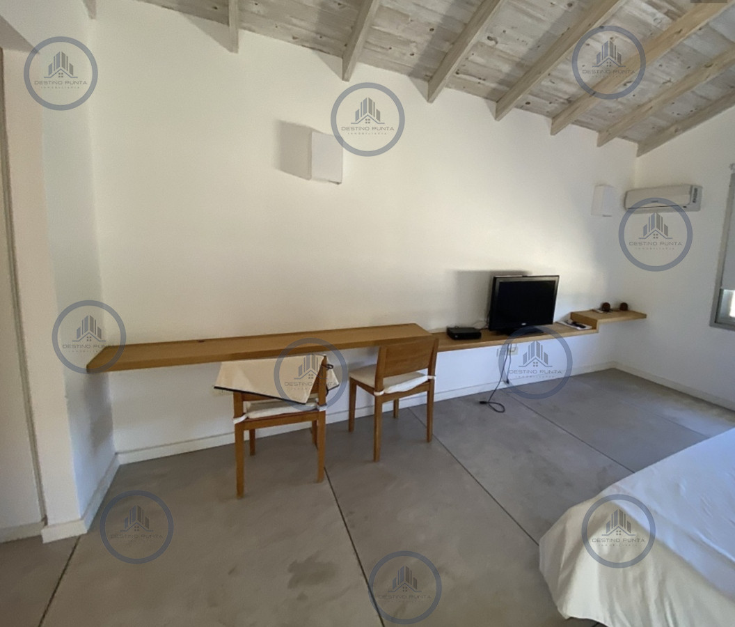 Casa ID.3206 - Elegante Casa de Diseño en Laguna Blanca con 4 Dormitorios y Servicio