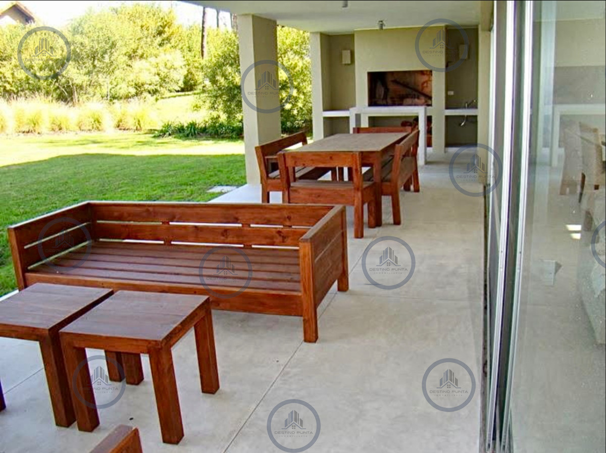 Casa ID.3206 - Elegante Casa de Diseño en Laguna Blanca con 4 Dormitorios y Servicio