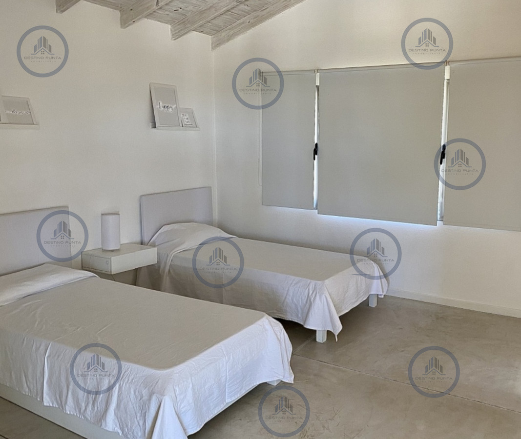 Casa ID.3206 - Elegante Casa de Diseño en Laguna Blanca con 4 Dormitorios y Servicio
